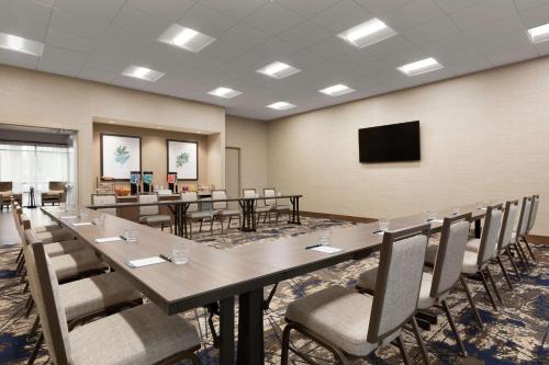 a conference room with a long table and chairs at Tru by Hilton Albany Crossgates Mall in Albany