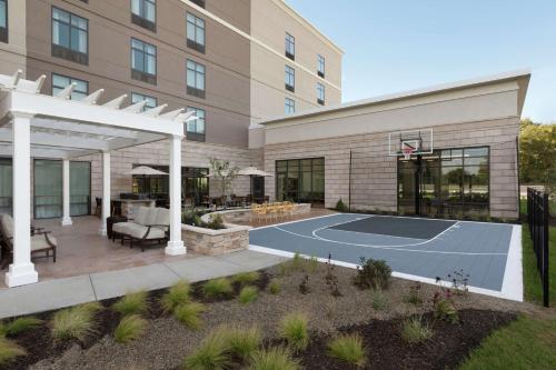 a basketball court in front of a building at Tru by Hilton Albany Crossgates Mall in Albany