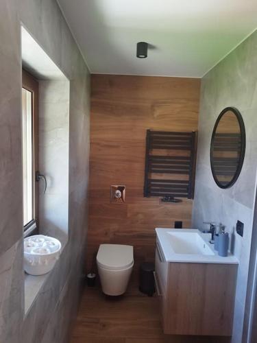 een badkamer met een wit toilet en een wastafel bij Apartament u Bobaków 2 in Bańska Niżna