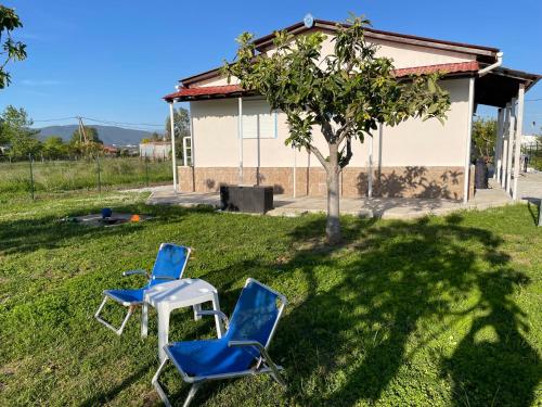due sedie e un tavolo nel cortile di una casa di Villa ,,Sea Breeze,, - home by the sea a Nea Anchialos