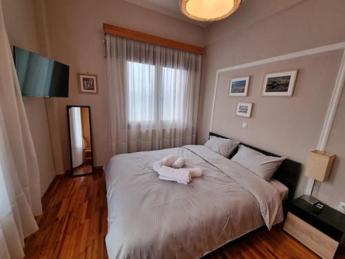 um quarto com uma cama com um urso de peluche em ΚΤΗΜΑ ΜΠΟΡΑΒΟΥ em Kastoria