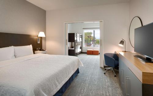 Postel nebo postele na pokoji v ubytování Hampton Inn & Suites Anaheim Resort Convention Center