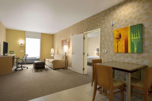 una sala de estar con una habitación con una suite de hotel en Home2 Suites by Hilton - Oxford en Oxford