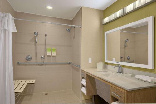 La salle de bains est pourvue d'un lavabo et d'un miroir. dans l'établissement Home2 Suites by Hilton - Oxford, à Oxford