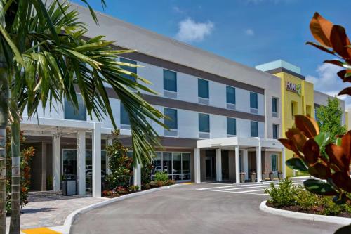 a rendering of the front of a hospital building at Home2 Suites By Hilton Naples I-75 Pine Ridge Road in Naples