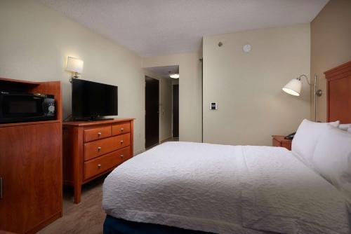 Ένα ή περισσότερα κρεβάτια σε δωμάτιο στο Hampton Inn Ann Arbor-South