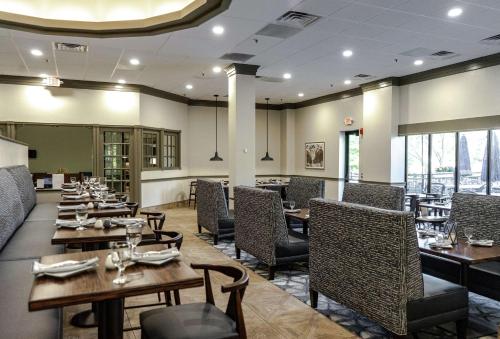 Un restaurante u otro lugar para comer en DoubleTree by Hilton Nashua