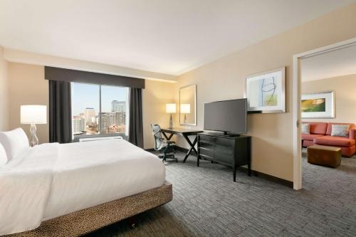 um quarto de hotel com uma cama e uma secretária com um computador em Hilton Garden Inn Atlanta Downtown em Atlanta