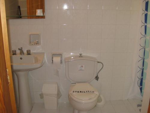 a small bathroom with a toilet and a sink at Le Due Sorelle in Spilia