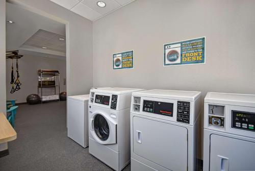 a laundry room with washing machines and a washer and dryer at Home2 Suites by Hilton Atlanta Airport North in Atlanta