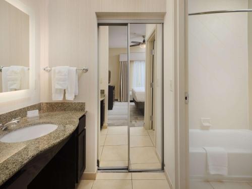 y baño con lavabo, ducha y bañera. en Homewood Suites by Hilton Atlanta NW/Kennesaw-Town Center, en Kennesaw