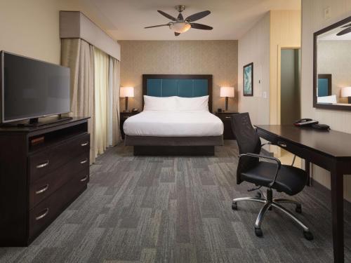 um quarto de hotel com uma cama e uma secretária com um computador em Homewood Suites by Hilton Atlanta NW/Kennesaw-Town Center em Kennesaw