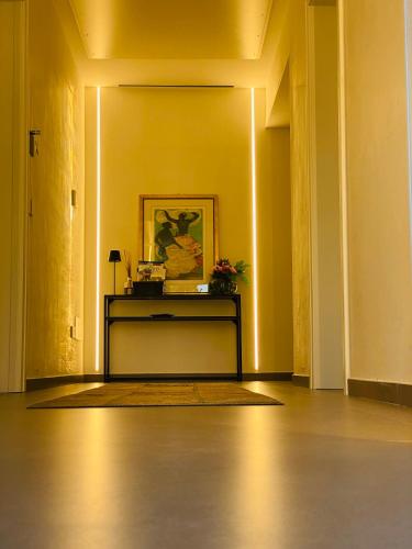 a hallway with a table and a picture on the wall at Sul VenTo del Po in Melara