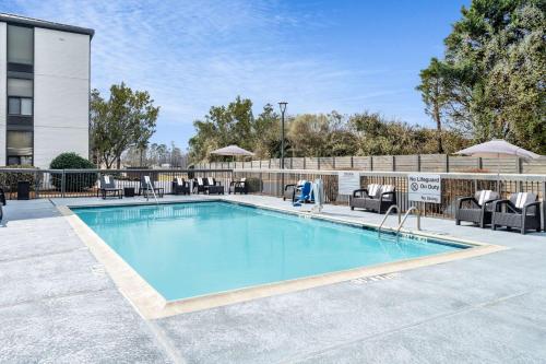 a large swimming pool with chairs at Hampton Inn Auburn in Auburn