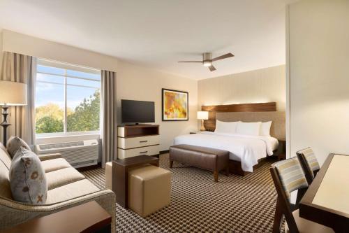 オーガスタにあるHomewood Suites By Hilton Augustaのベッドとテレビが備わるホテルルームです。