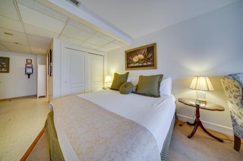 una camera da letto con un grande letto bianco e un tavolo di Newly Renovated Studio Near Chautauqua Lake! a Chautauqua