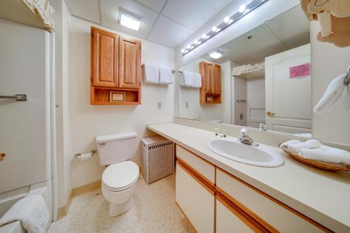 bagno con servizi igienici, lavandino e specchio di Newly Renovated Studio Near Chautauqua Lake! a Chautauqua