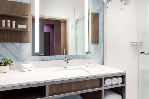W łazience znajduje się umywalka i lustro. w obiekcie Hilton Garden Inn Austin North-Near the Domain, TX w mieście Austin
