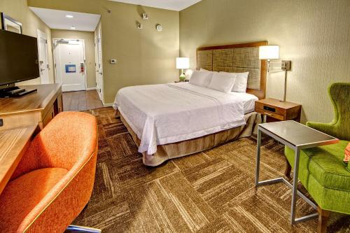 TV a/nebo společenská místnost v ubytování Hampton Inn and Suites Asheville Airport