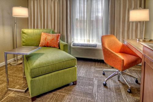 Posezení v ubytování Hampton Inn and Suites Asheville Airport
