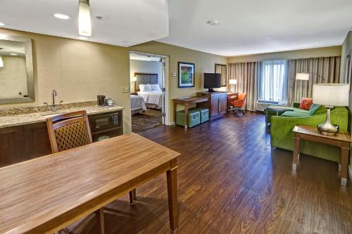Kuchyň nebo kuchyňský kout v ubytování Hampton Inn and Suites Asheville Airport