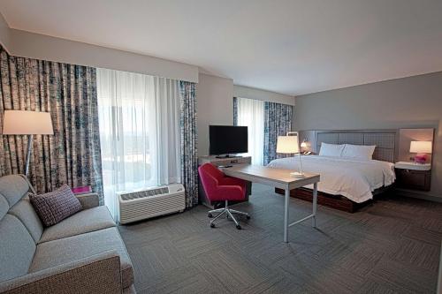 um quarto de hotel com uma cama e uma secretária em Hampton Inn & Suites Asheville Biltmore Area em Asheville