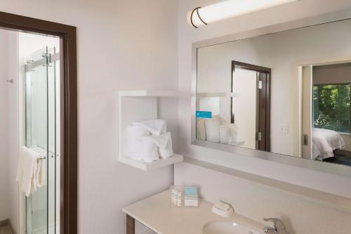 ein Bad mit einem Waschbecken und einem Spiegel in der Unterkunft Hampton Inn & Suites-Asheville Biltmore Village, NC in Asheville