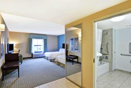 Habitación de hotel con cama y baño en Hampton Inn & Suites Wilkes-Barre en Wilkes-Barre