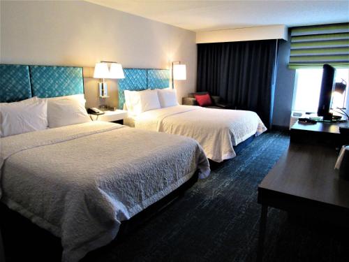 Habitación de hotel con 2 camas y TV en Hampton Inn & Suites Newtown en Yardley