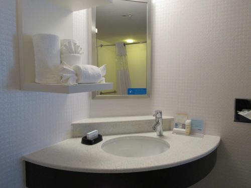 y baño con lavabo, espejo y toallas. en Hampton Inn & Suites Newtown en Yardley