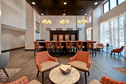 a large dining room with a table and chairs at Hampton Inn & Suites Columbia South Fort Meade Area in Columbia