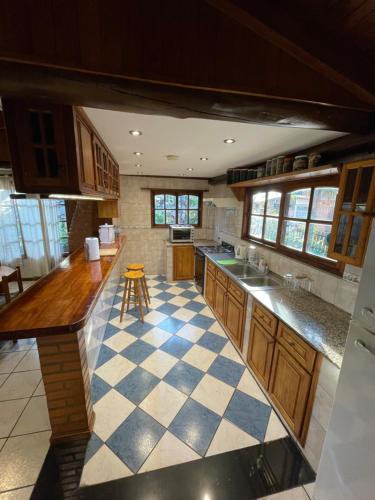 a large kitchen with a checkered floor at Lomas del Paraná in Eldorado