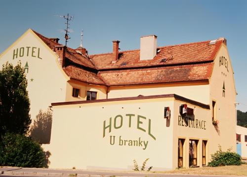 um edifício com uma placa de hotel na lateral em Hotel U Branky em Stríbro