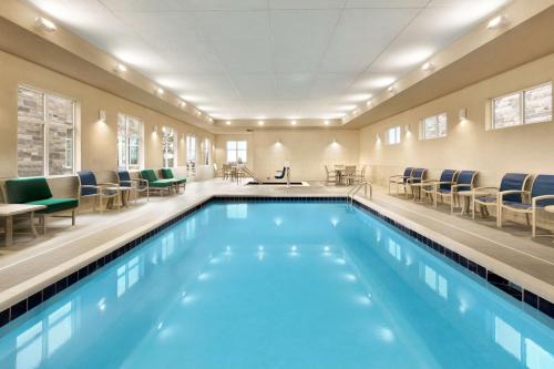 ein großer Pool mit Stühlen und ein Wartezimmer in der Unterkunft Homewood Suites By Hilton Hartford Manchester in Manchester
