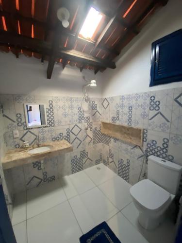 a bathroom with a toilet and a sink at Solar dos Pássaros in Pacoti
