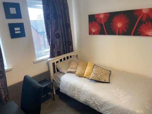 niewielka sypialnia z łóżkiem i oknem w obiekcie bnb81 w mieście Belfast