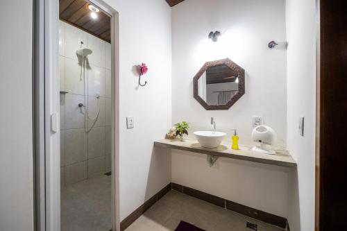 a bathroom with a sink and a shower at Pousada Luz do Jamacá in Chapada dos Guimarães