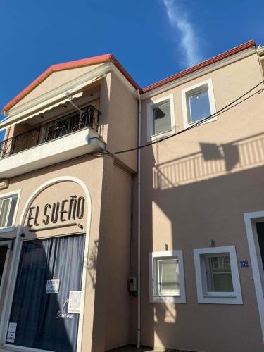a building with a sign on the side of it at Ζωή Apartment in Preveza