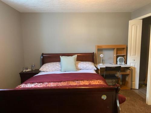 1 dormitorio con cama y escritorio en Steven Abode en Calgary