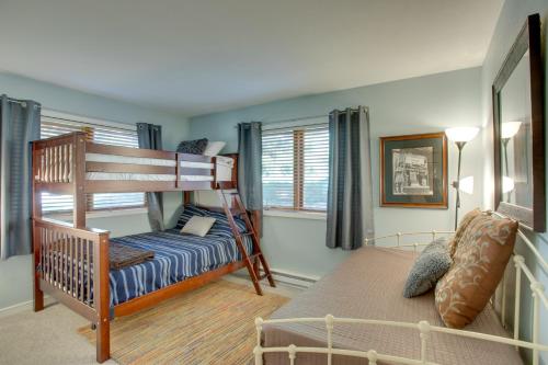 een slaapkamer met 2 stapelbedden en een bed bij Renovated Avon Condo 5 Mins to Beaver Creek Resort in Avon
