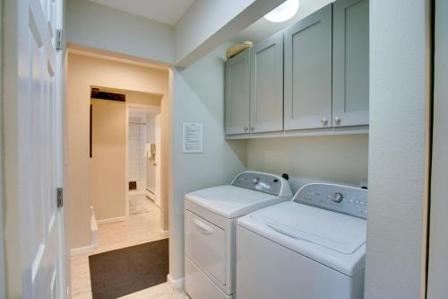 een wasruimte met een wasmachine en droger bij Renovated Avon Condo 5 Mins to Beaver Creek Resort in Avon