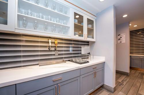 una cocina con armarios azules y blancos y una encimera en Homewood Suites by Hilton Birmingham-SW-Riverchase-Galleria, en Hoover