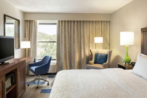 um quarto de hotel com uma cama e uma televisão em Hampton Inn Birmingham-Trussville em Trussville