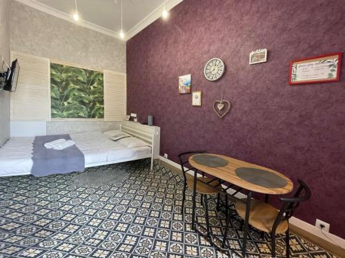 sypialnia z łóżkiem i stołem w obiekcie Austrian Lviv Apartments w Lwowie