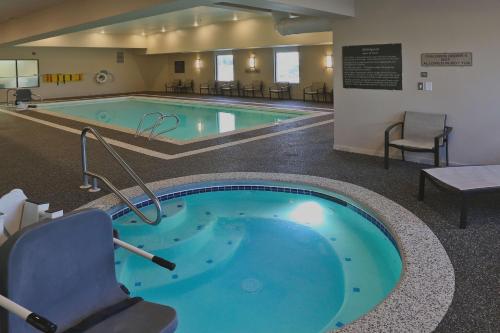 eine Whirlpool-Badewanne in einem Hotelzimmer mit Pool in der Unterkunft Hampton Inn Billings in Billings