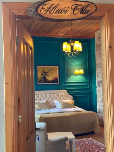 1 dormitorio con 1 cama con pared azul en Grace Lounge Suite, en Antalya