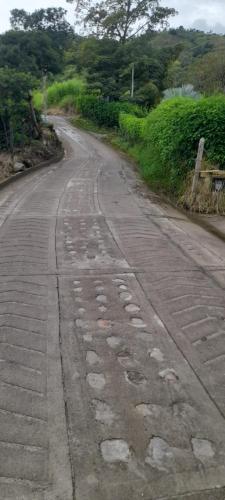 uma estrada vazia com pegadas na lateral. em FINCA SAN JUAN - SUTATENZA em Sutatenza