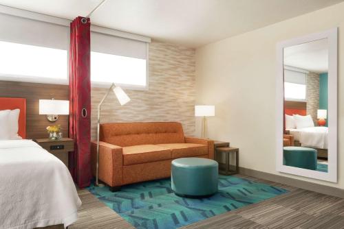 Una cama o camas en una habitación de Home2 Suites By Hilton Bismarck