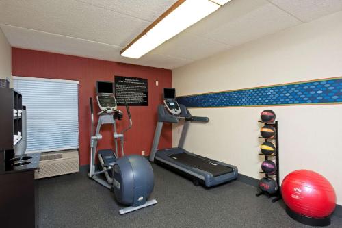 Γυμναστήριο ή/και όργανα γυμναστικής στο Hampton Inn Bloomington