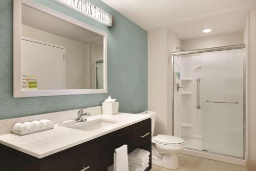 een badkamer met een wastafel, een toilet en een spiegel bij Home2 Suites by Hilton Nashville Franklin Cool Springs in Franklin